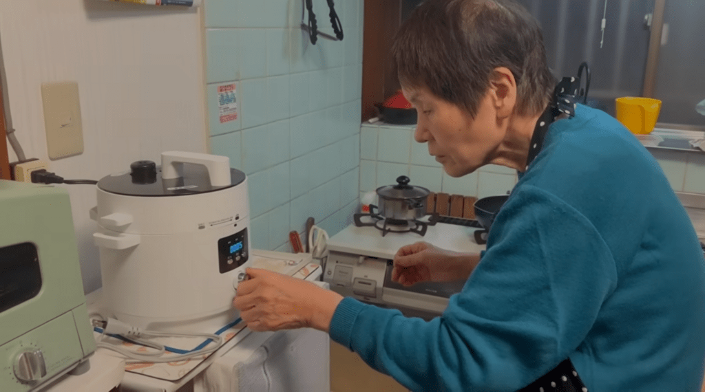 夕食を作るおばあちゃん③（＠grandma_and_meさんより提供）