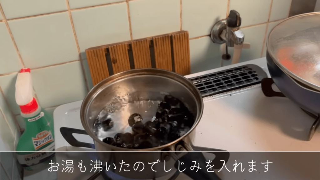 しじみの味噌汁を作る様子（＠grandma_and_meさんより提供）