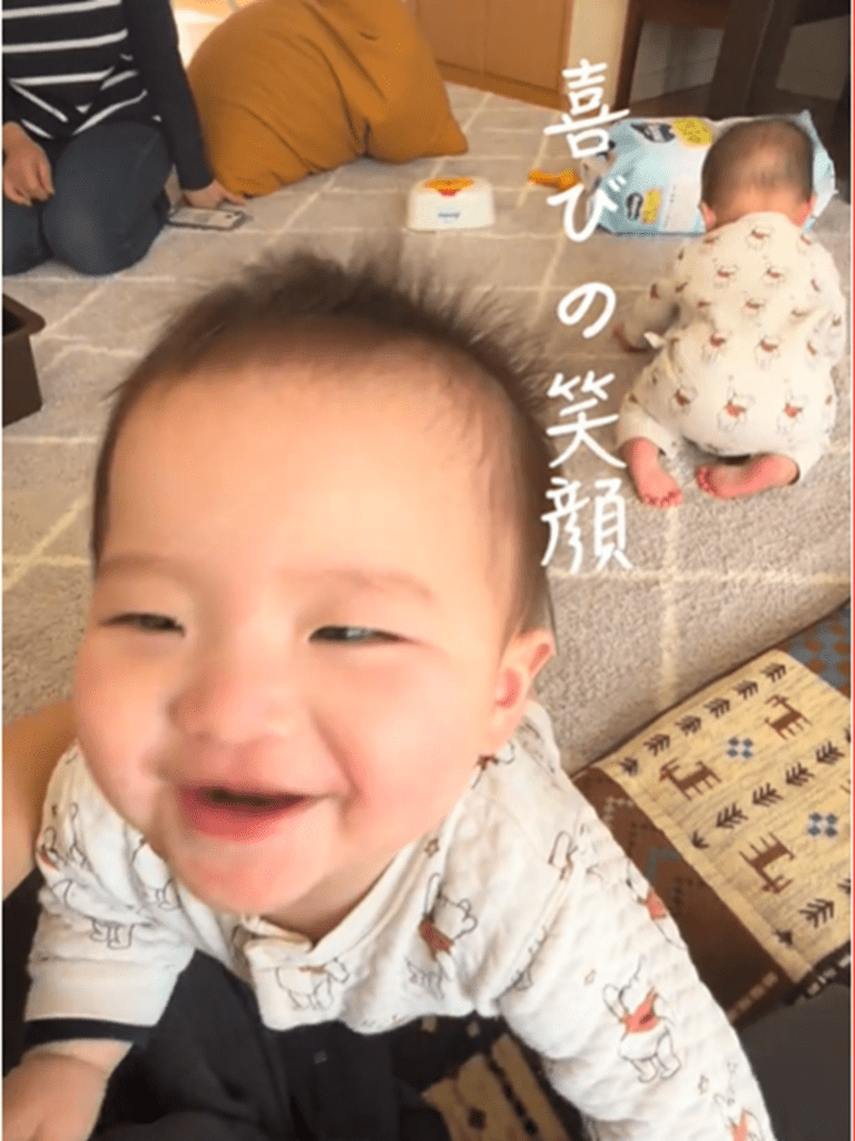 泣き止んでからのニコニコ笑顔（@noco_twinsさんより提供）