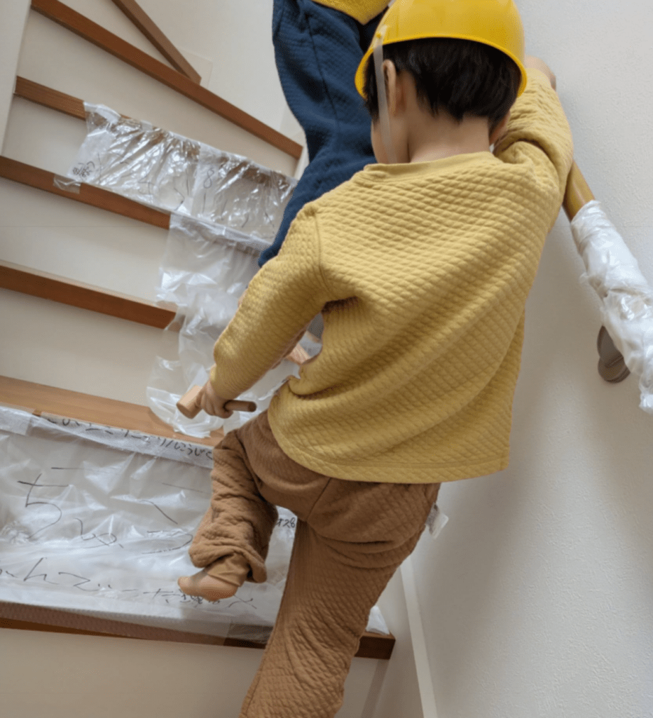 “工事中”の息子さんたち（@pupupupupurin2025さんより提供）