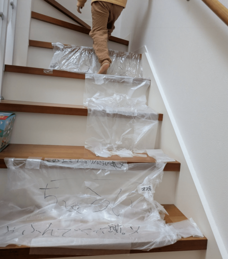 階段には緩衝材と養生テープが（@pupupupupurin2025さんより提供）