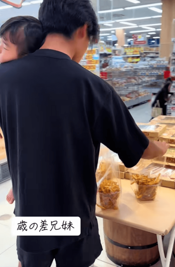 商品を選ぶお兄さん（＠yuasam0530さんより提供）