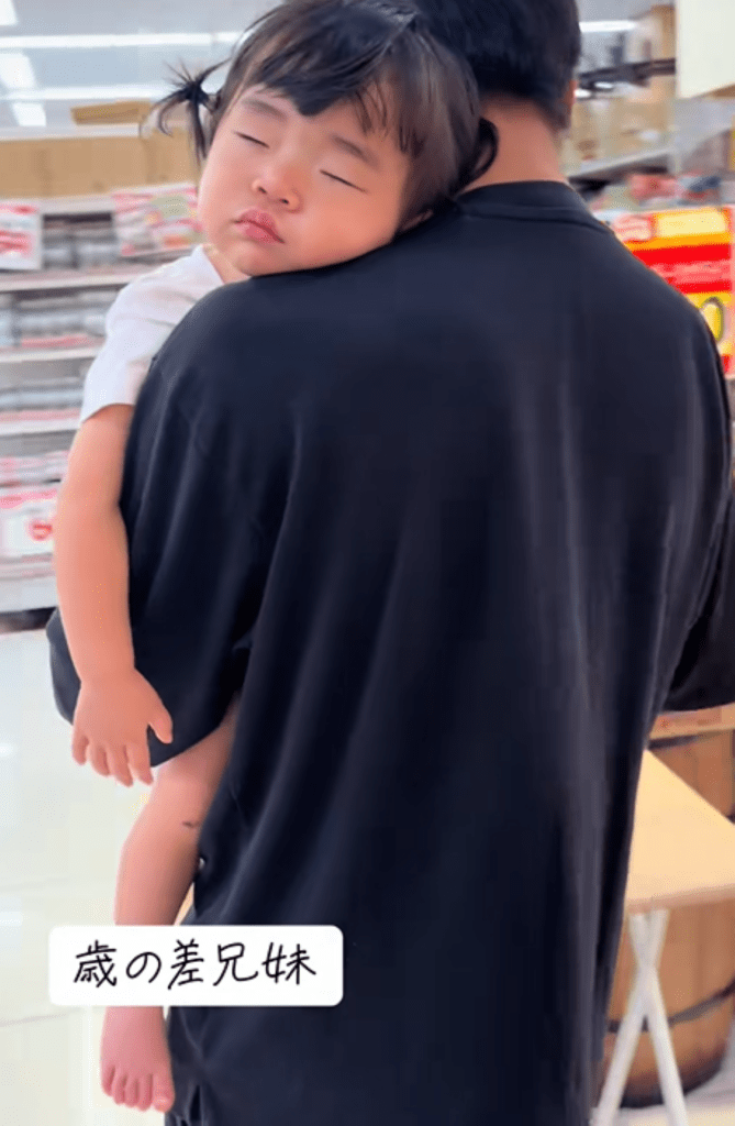 爆睡中の妹さん（＠yuasam0530さんより提供）