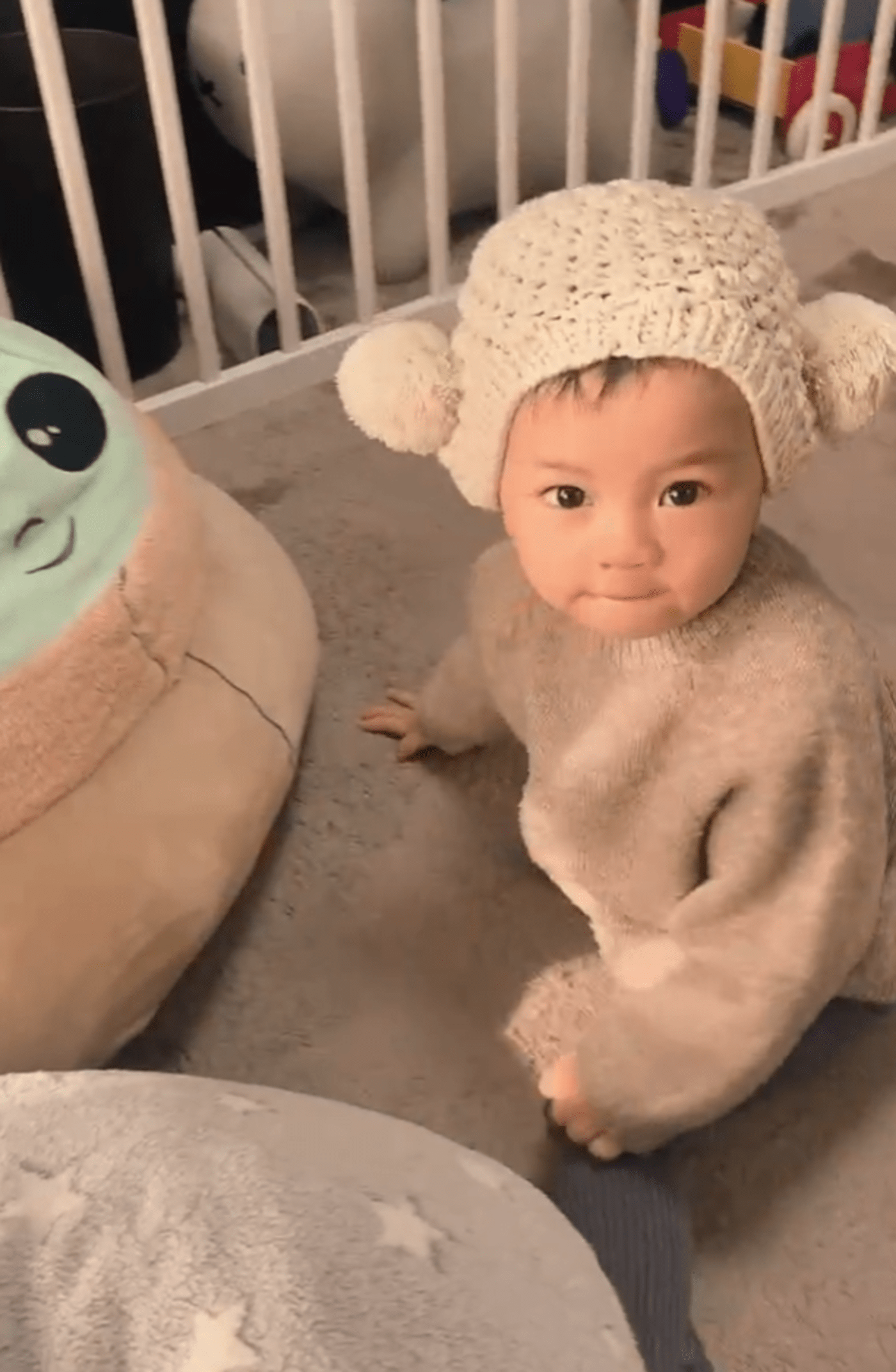 パパの膝に顔を埋めて甘える1歳息子。と思ったら…次の瞬間発覚した“息子の狙い”に「笑っちゃいました」「オチが最高」「負けちゃったね」