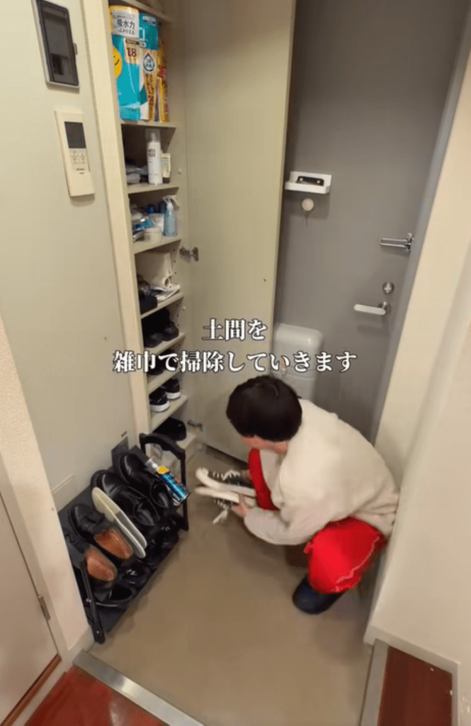 玄関の掃除（＠hotoya28さんより提供）