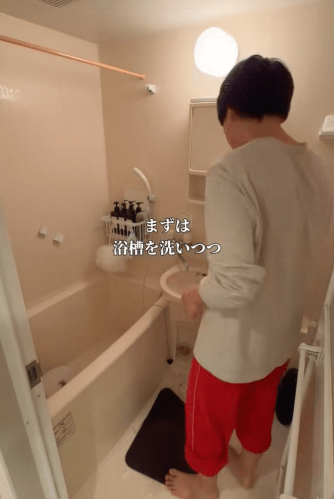 浴槽の掃除（＠hotoya28さんより提供）