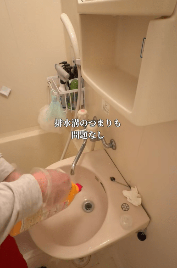 排水溝の掃除（＠hotoya28さんより提供）