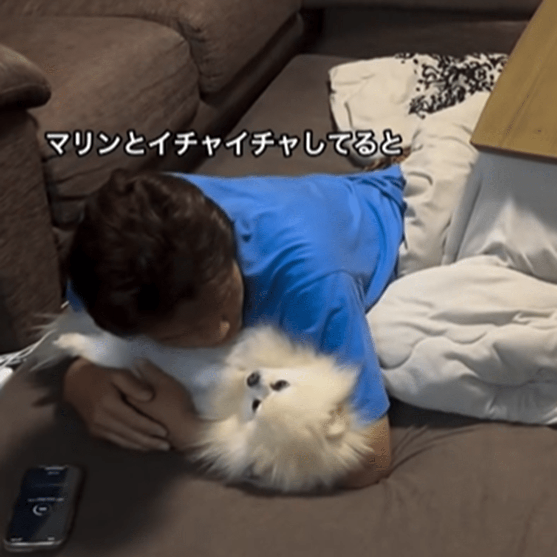 愛犬と戯れる夫。しかし、背後に気配を感じ…振り返った瞬間「怖い怖い」「サスペンス」「続きが気になります」