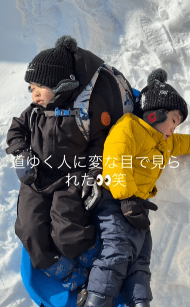 今にも眠りそうな2人（＠fjen_a08さんより提供）