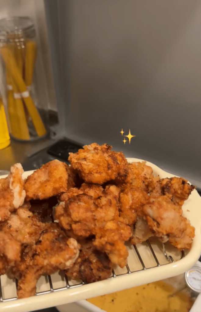 揚げたてのチキン（＠_mikilifeさんより提供）