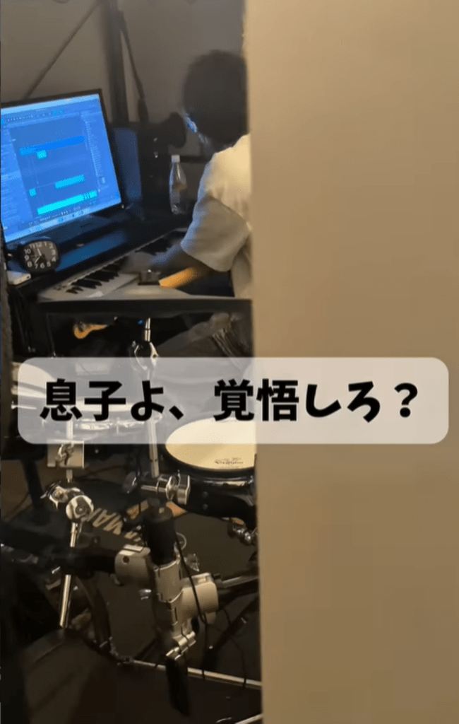 作曲に没頭する息子さん①（＠dora_meganeさんより提供）