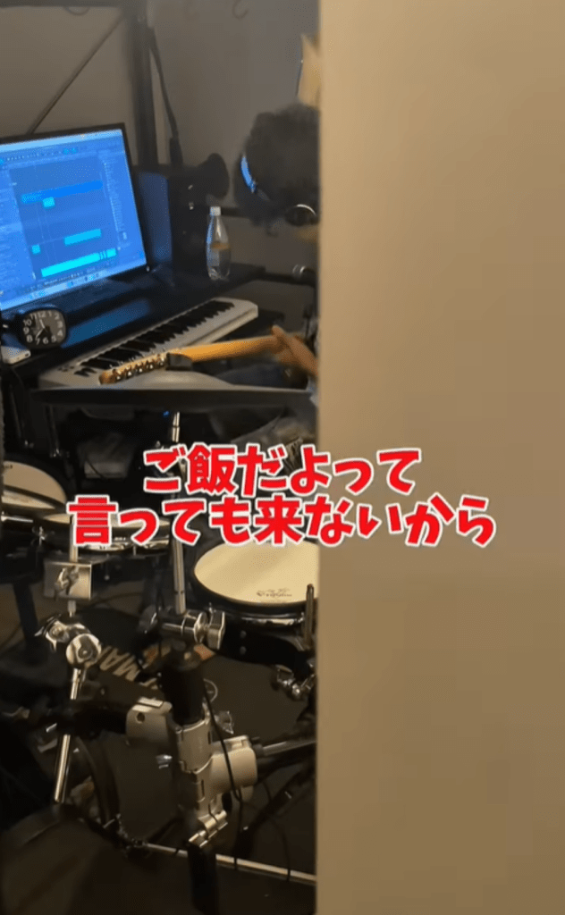 作曲に没頭する息子さん②（＠dora_meganeさんより提供）