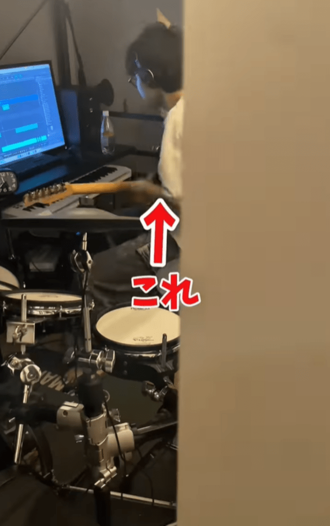 作曲に没頭する息子さん③（＠dora_meganeさんより提供）