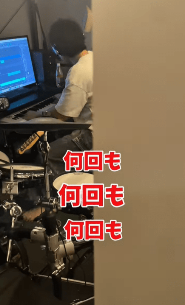 作曲に没頭する息子さん④（＠dora_meganeさんより提供）