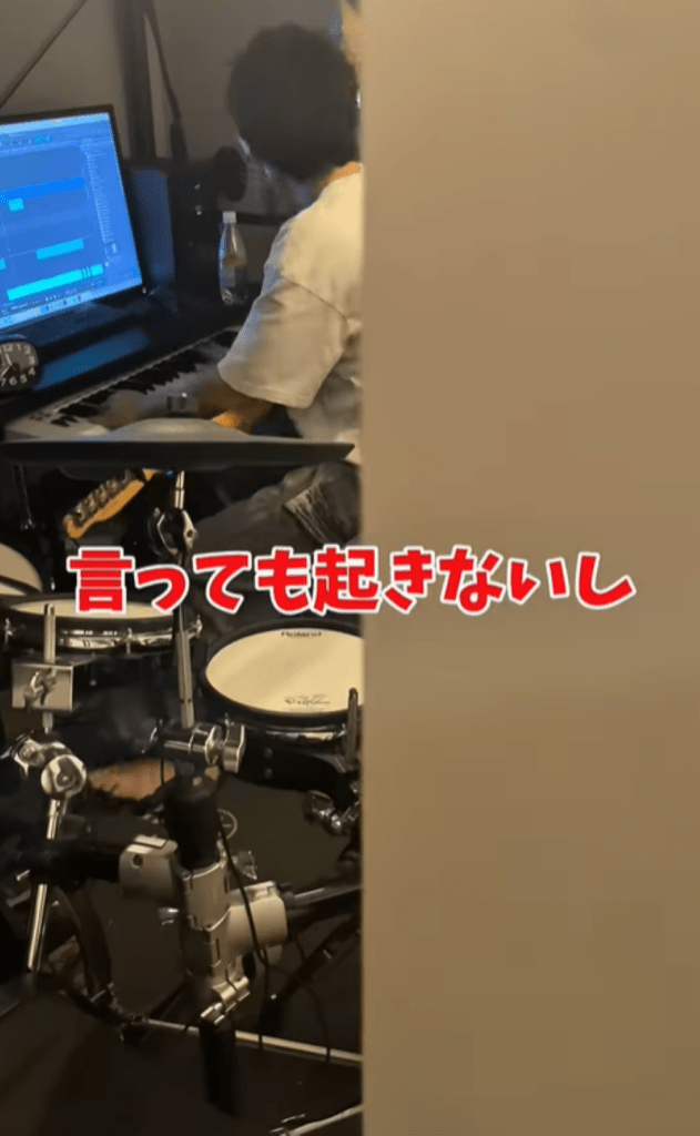 作曲に没頭する息子さん⑥（＠dora_meganeさんより提供）