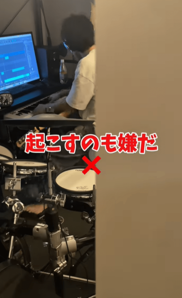 作曲に没頭する息子さん⑦（＠dora_meganeさんより提供）