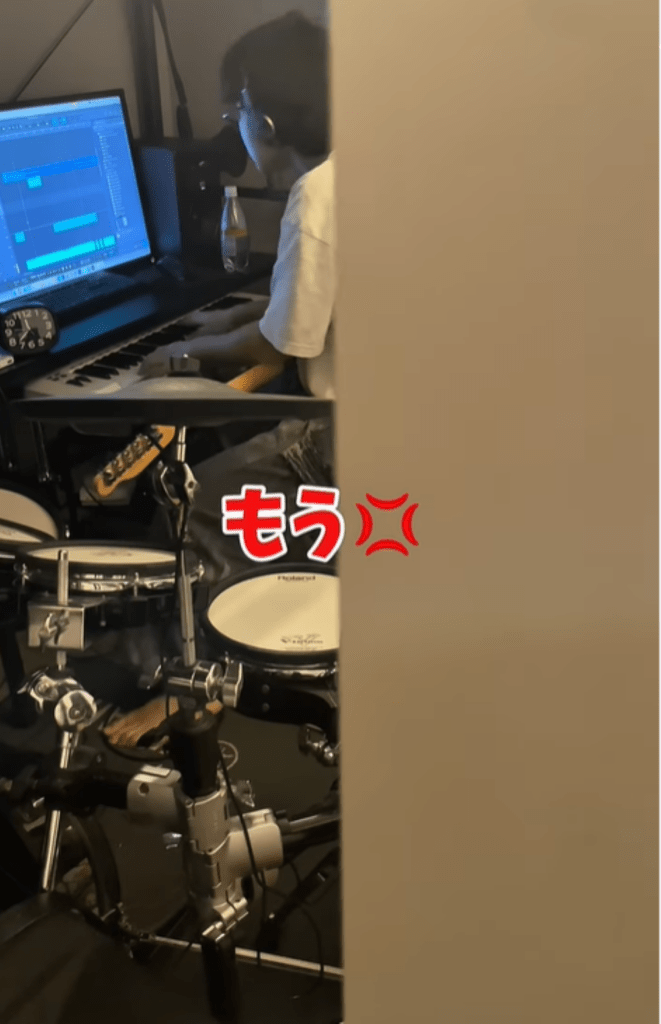 作曲に没頭する息子さん⑧（＠dora_meganeさんより提供）