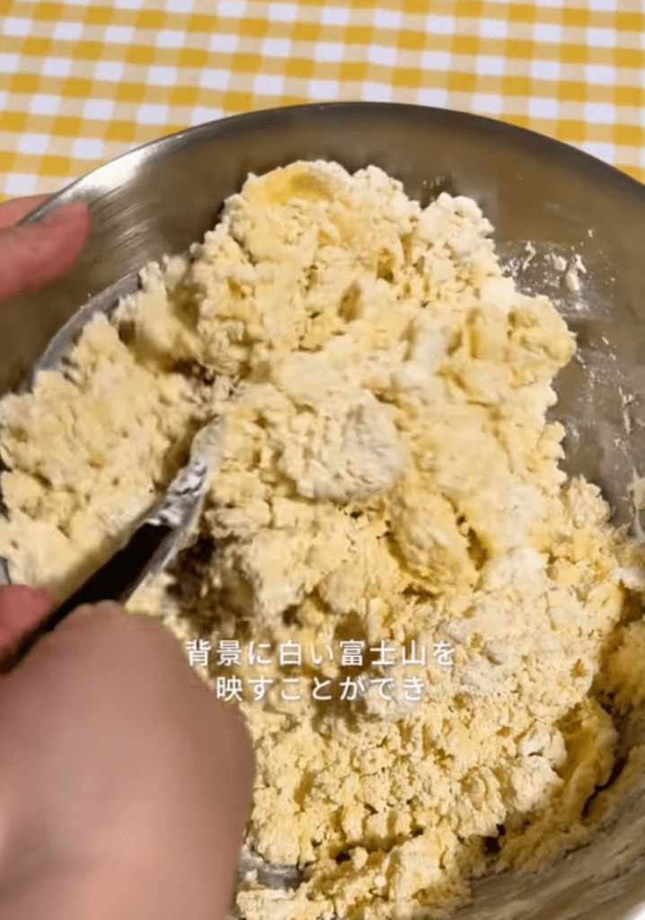 クッキーの生地作り（＠ozun_oyatsuさんより提供）