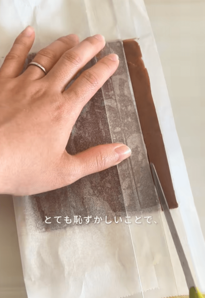 生地をカットする様子（＠ozun_oyatsuさんより提供）