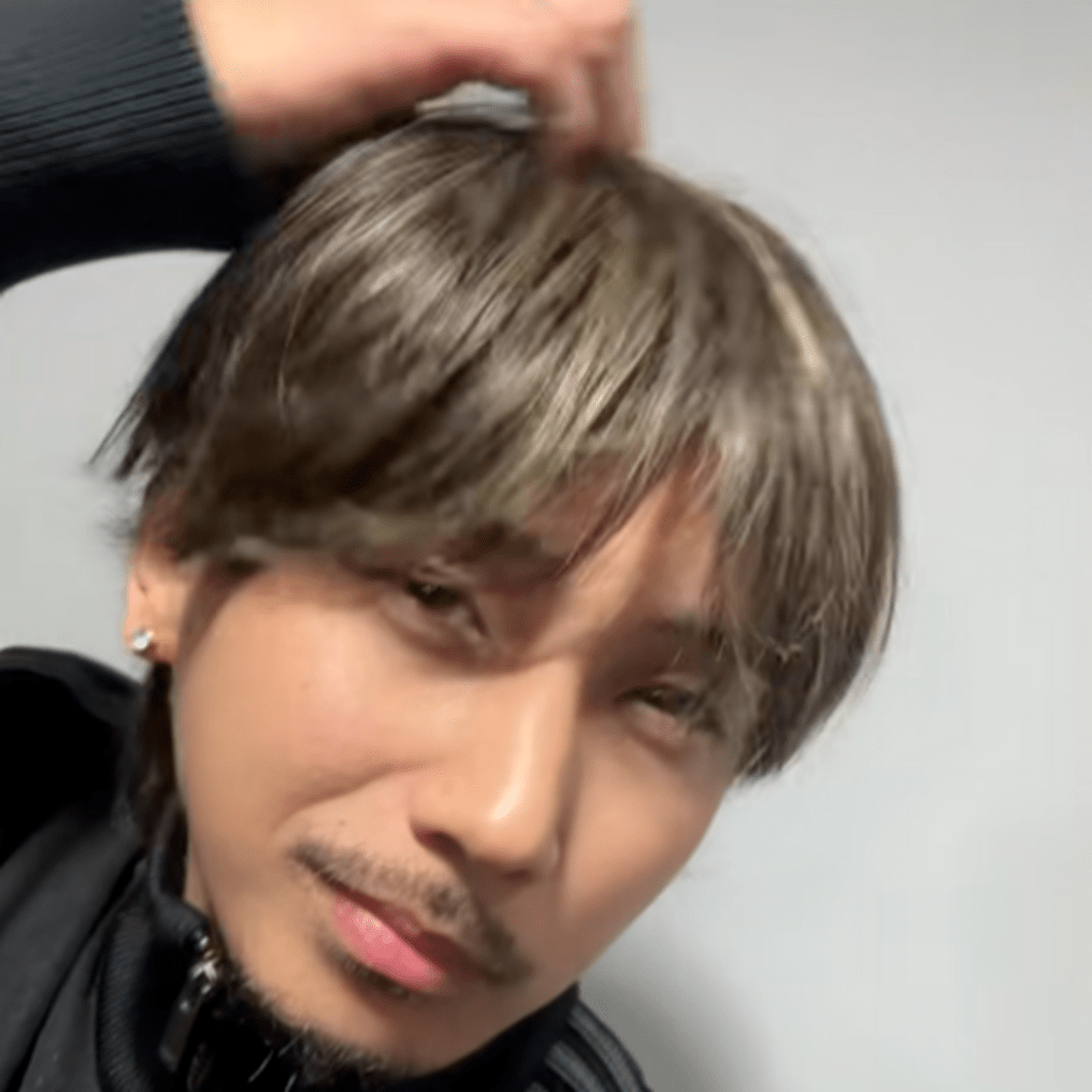 後頭部に手をあてると…（@katsuranikiさんより提供）