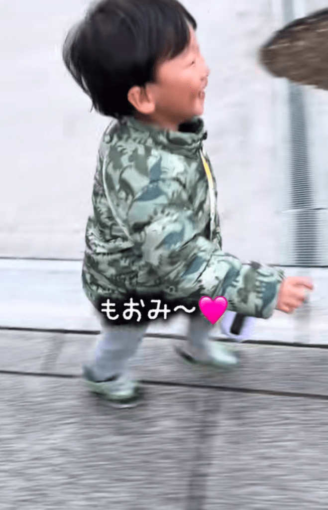 笑顔で駆け寄る息子さん（＠yu_hima_daysさんより提供）