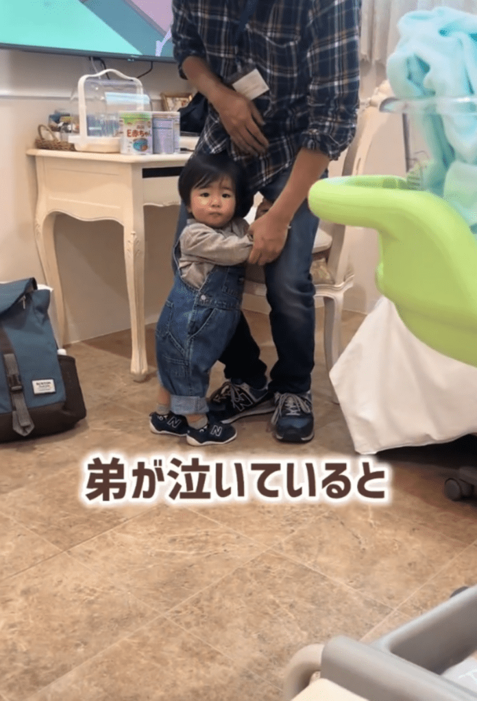 泣いている弟くんに気付いたお兄ちゃん（＠shu.taremayuさんより提供）