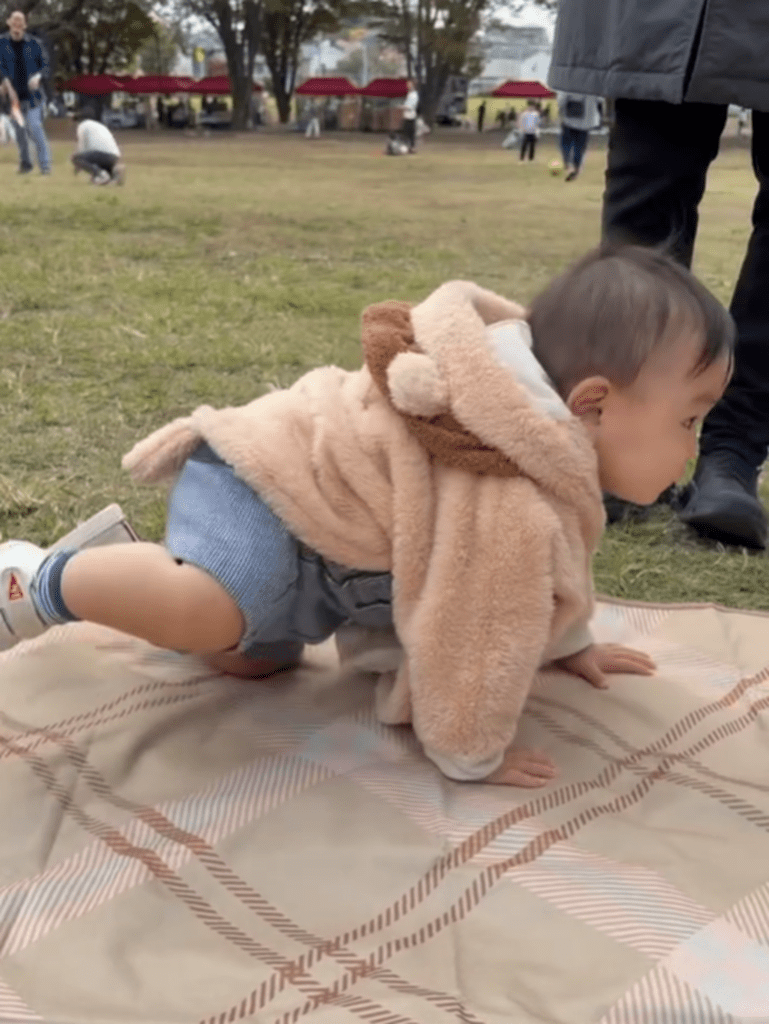 シートの端っこをひたすらハイハイ（@keichannikkiさんより提供）