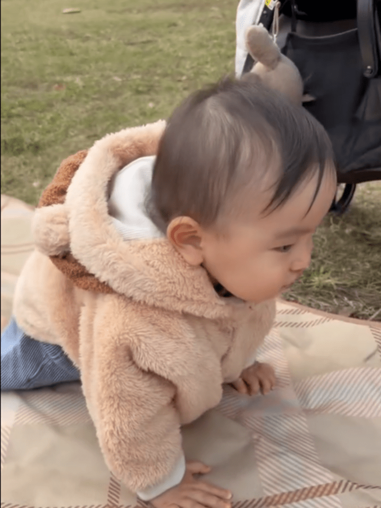 レジャーシートの上をハイハイで進む息子さん（@keichannikkiさんより提供）