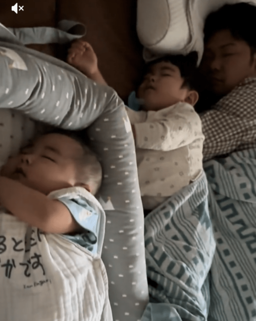 寝ている子どもたちとパパさん③（＠shu.taremayuさんより提供）