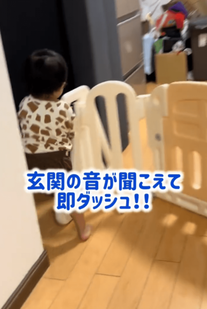 2人の帰宅に気付いてダッシュするお兄ちゃん②（＠shu.taremayuさんより提供）