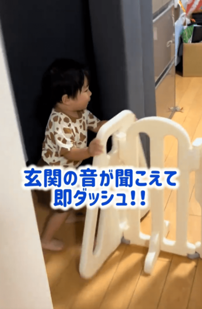 2人の帰宅に気付いてダッシュするお兄ちゃん③（＠shu.taremayuさんより提供）