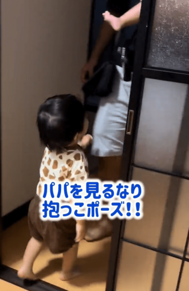 抱っこをおねだりするお兄ちゃん①（＠shu.taremayuさんより提供）
