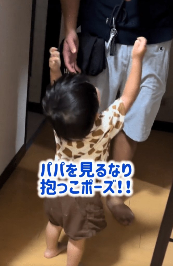 抱っこをおねだりするお兄ちゃん②（＠shu.taremayuさんより提供）
