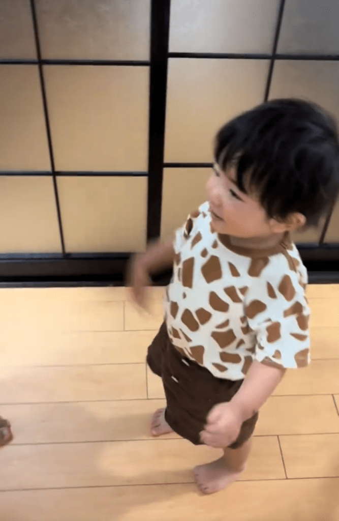 パパさんと話すお兄ちゃん①（＠shu.taremayuさんより提供）