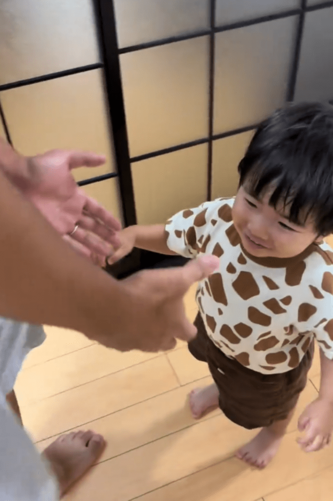 パパさんに抱っこしてもらうお兄ちゃん①（＠shu.taremayuさんより提供）