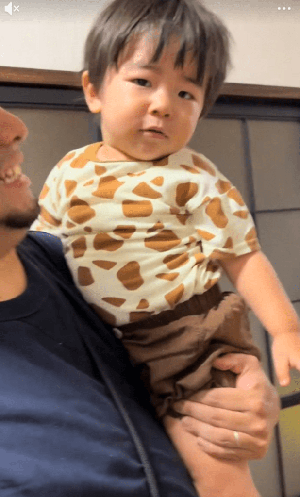 パパさんに抱っこしてもらうお兄ちゃん③（＠shu.taremayuさんより提供）