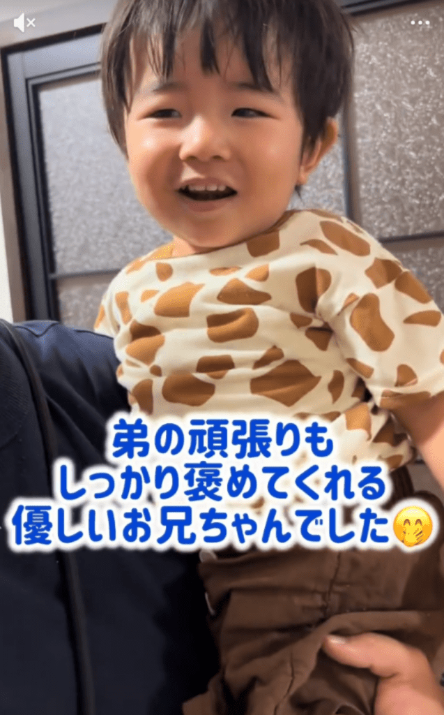 弟くんをほめるお兄ちゃん（＠shu.taremayuさんより提供）