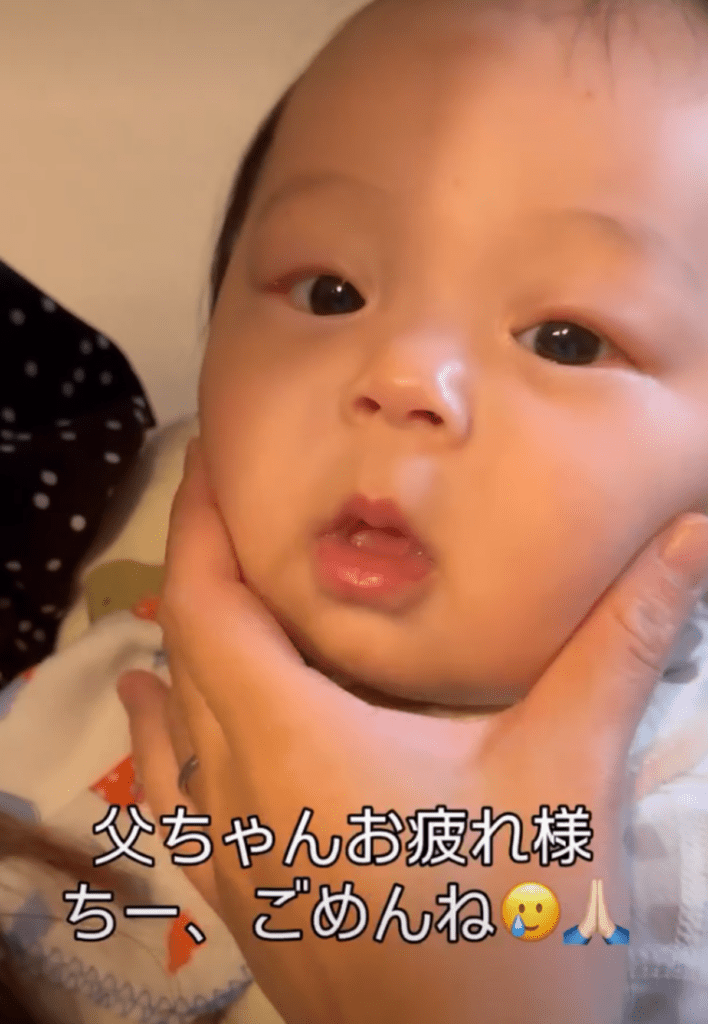 抱っこされて安心（@_3170g_51.5cmさんより提供）