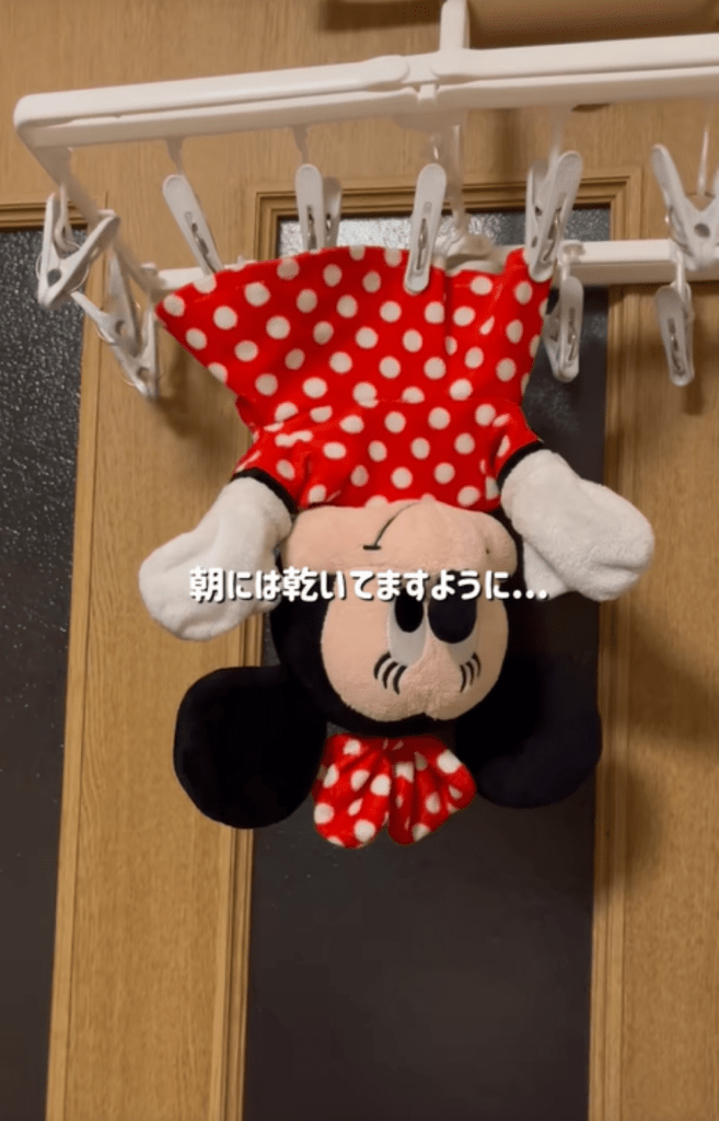 ぬいぐるみを干す様子（＠sayu__mama_さんより提供）