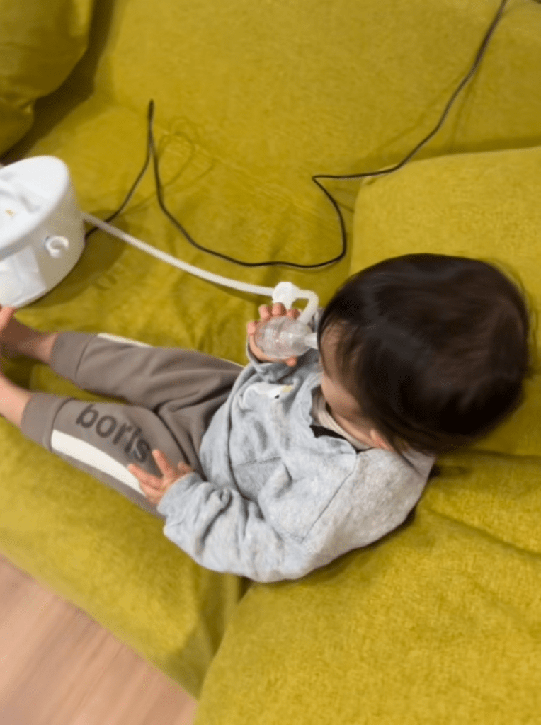 自分で鼻吸いをする息子さん（＠realsento68さんより提供）