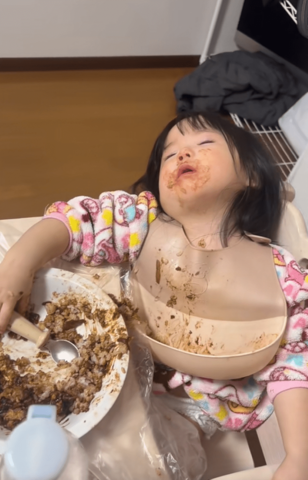 パパ「おいおい…」食事中だった娘　しかしよく見ると「事件かと思った」「あらまぁ」