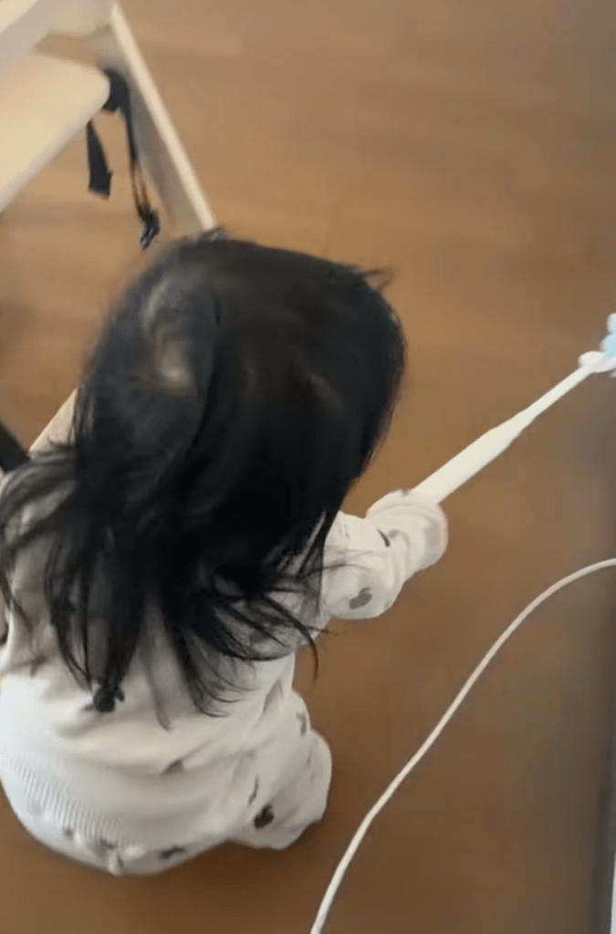 床を拭く娘さん（＠_sei_sei_11さんより提供）