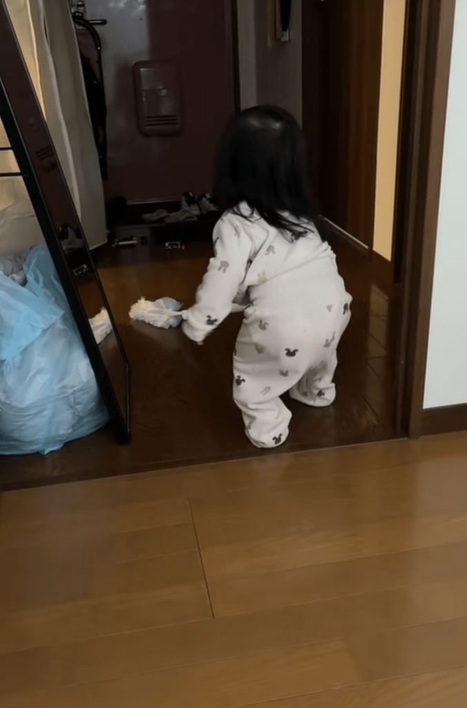 廊下もふきふき（＠_sei_sei_11さんより提供）