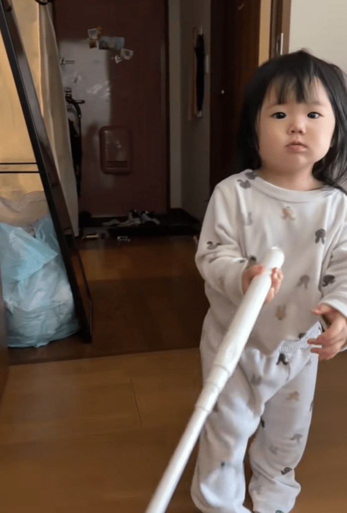 掃除を始める娘さん（＠_sei_sei_11さんより提供）