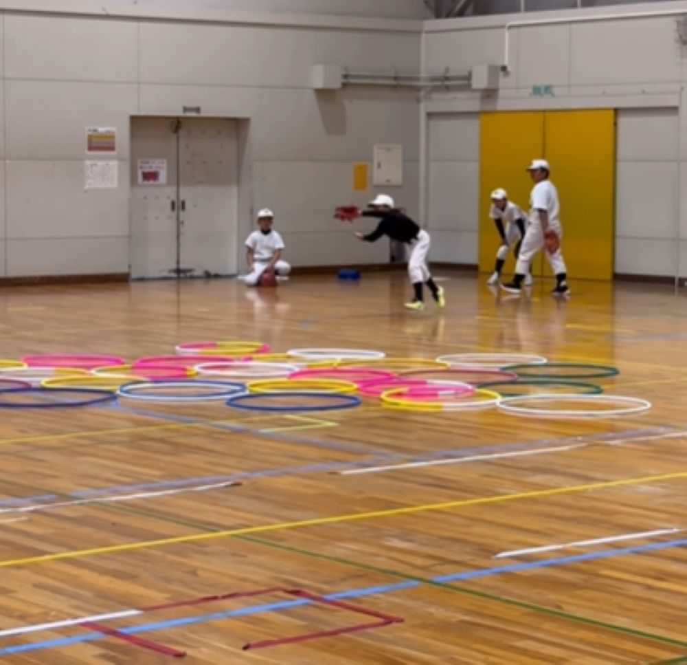 フラフープを使った練習③（＠tsurugi_meikovictorysさんより提供）