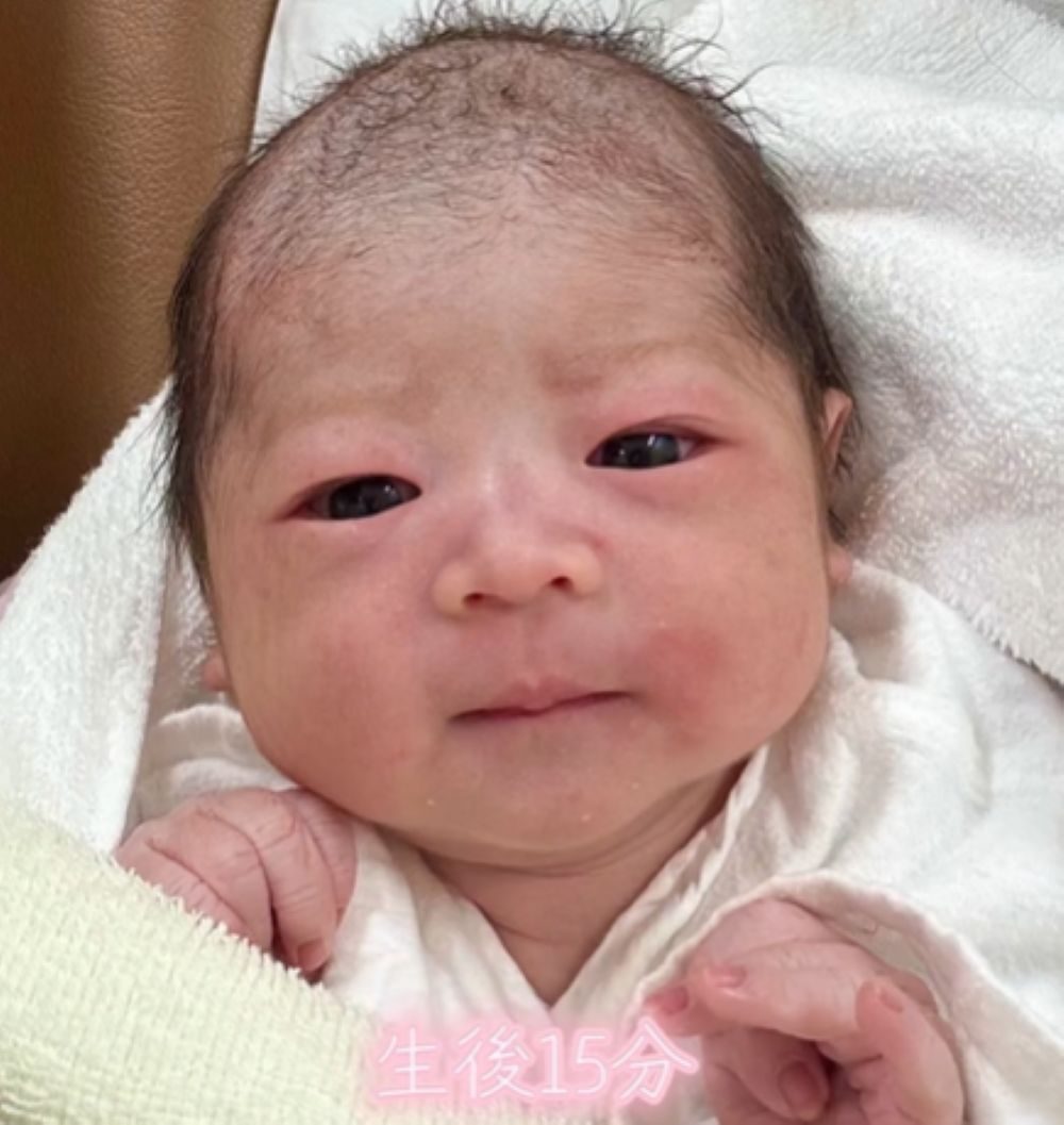 生後15分で撮られた、眉をひそめる赤ちゃんの写真。それから9ヶ月、現在の姿に「15分でも天使なのに」「可愛らしい成長」