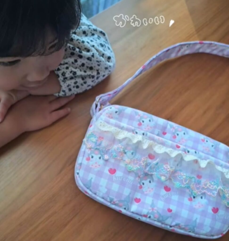 嬉しそうな娘さん（＠konikoni_nikoさんより提供）