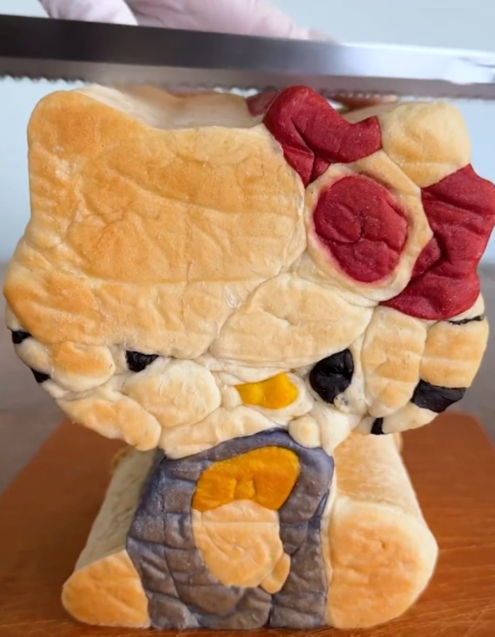キティちゃんの食パンづくりに挑戦した女性。しかし…完成品のまさかの姿に「ギャル化したww」「これはこれで可愛い♡」