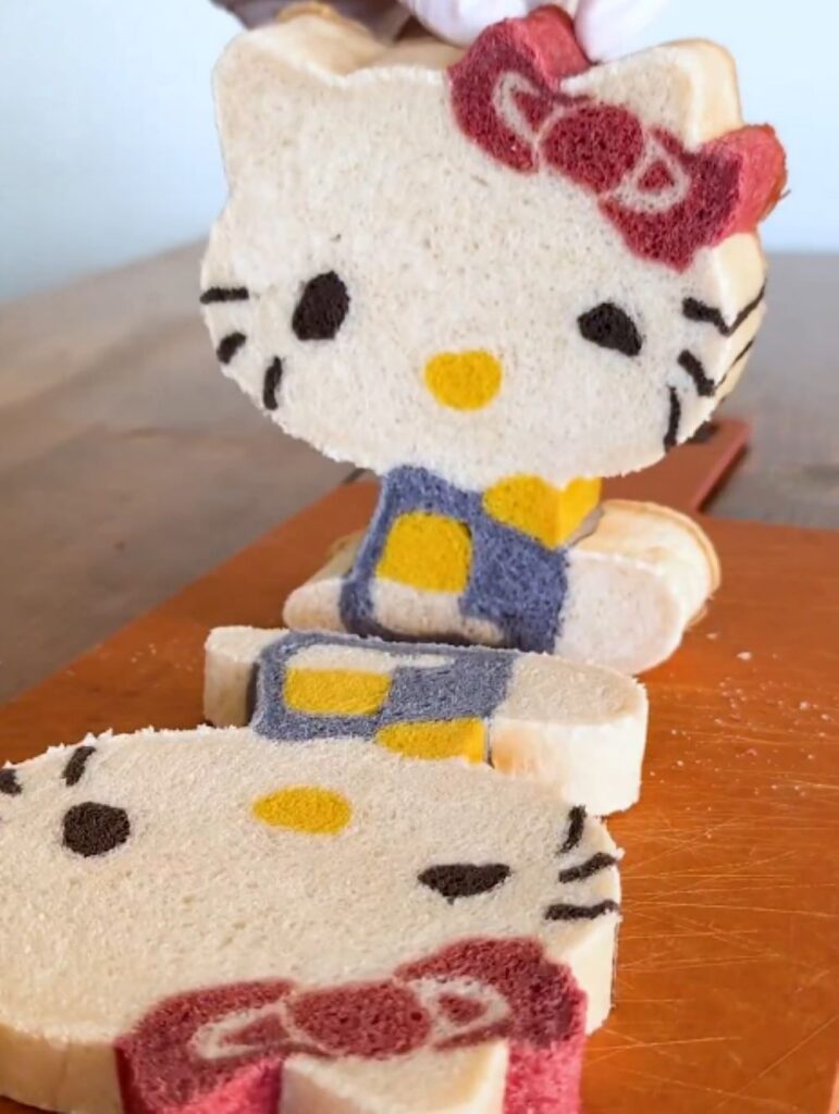 キティちゃん食パン②（＠konel_breadさんより提供）