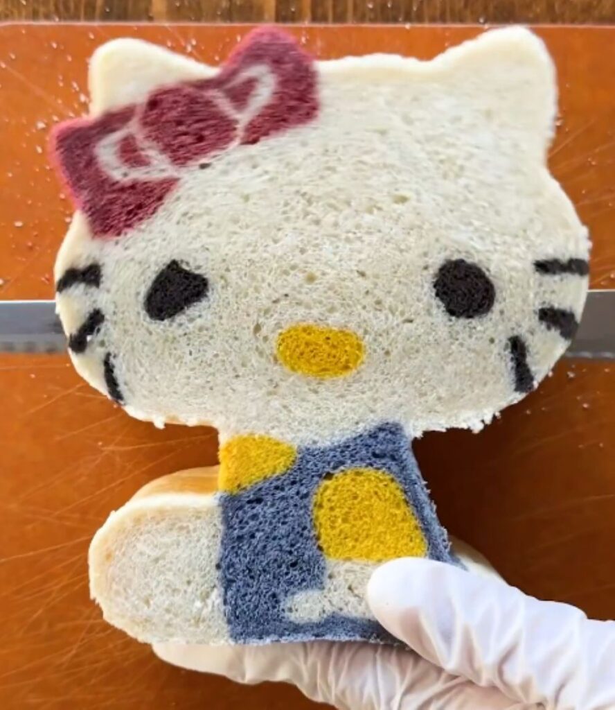 キティちゃん食パン③（＠konel_breadさんより提供）